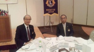 橋川市長（左）と藤井草津ライオンズ会長